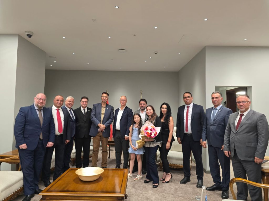 İngiltere Milletvekili Afzal Khan, Ercan Havalimanı’ndan Ülkeye Gelen