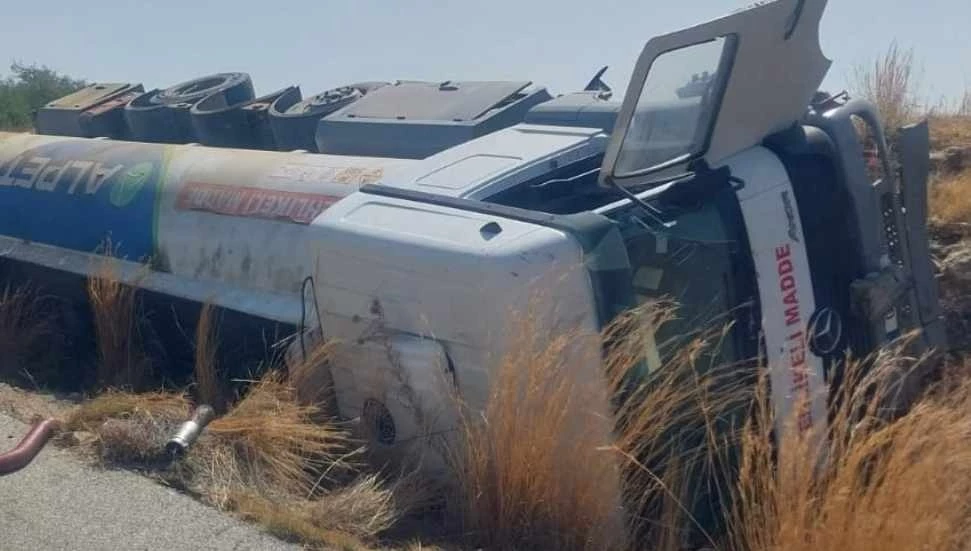 İskele-Ercan ana yolunda akaryakıt tankeri devrildi: Yol trafiğe kapatıldı