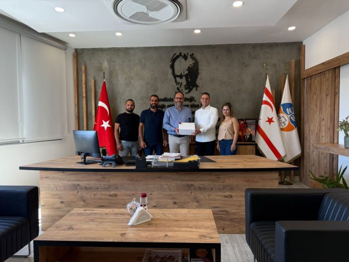 İEZB’den İskele Belediye Başkanı Hasan Sadıkoğlu’na Ziyaret