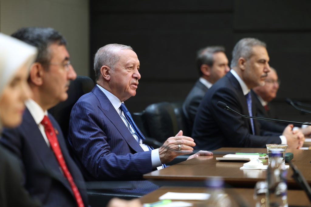 Erdoğan’dan Özgür Özel’e yanıt: “Sağır duymaz uydurur”