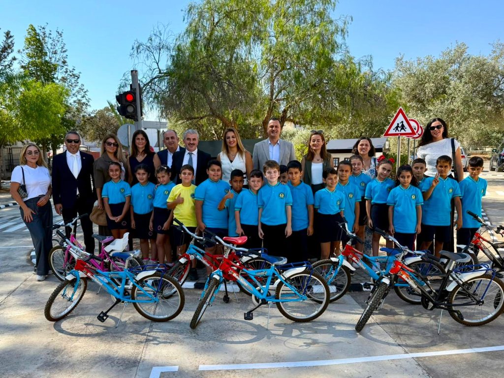 Telsim Gönüllüleri ekibi, Fikri Karayel İlkokulu’nun Trafik Eğitim Parkı’nı yeniledi