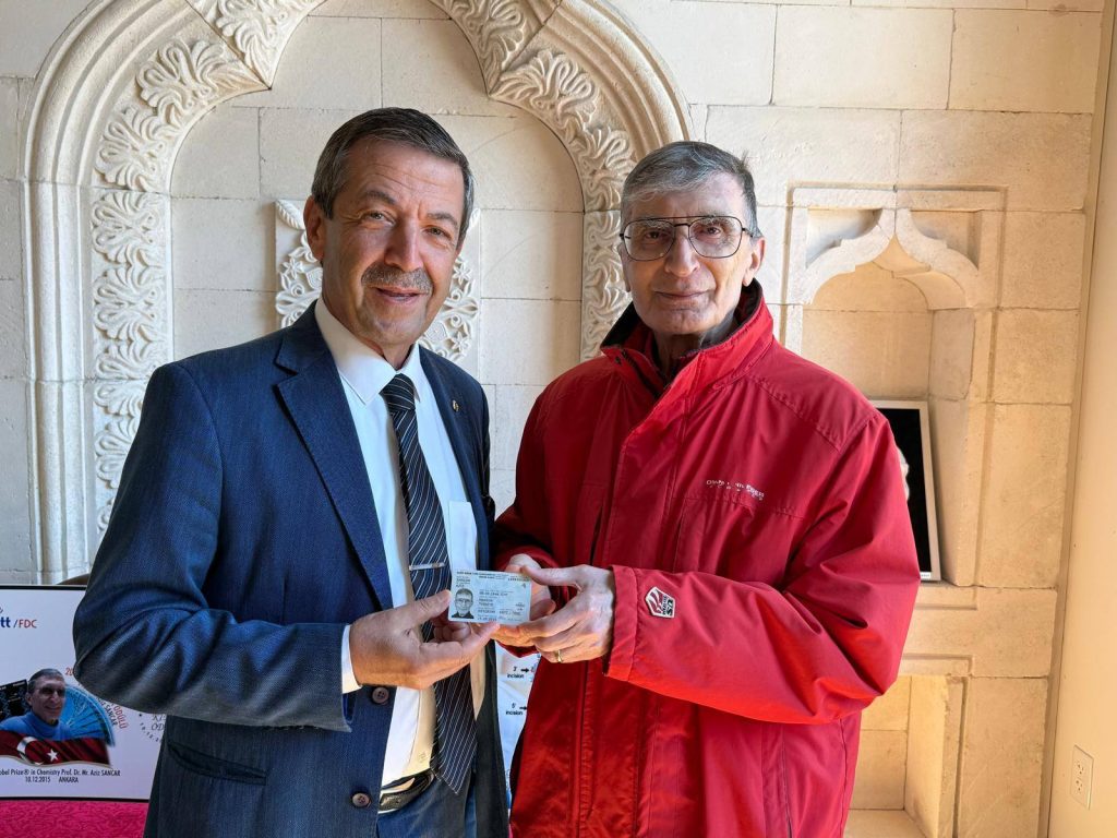Dışişleri Bakanı Tahsin Ertuğruloğlu Aziz Sancar’a KKTC kimlik kartını takdim etti
