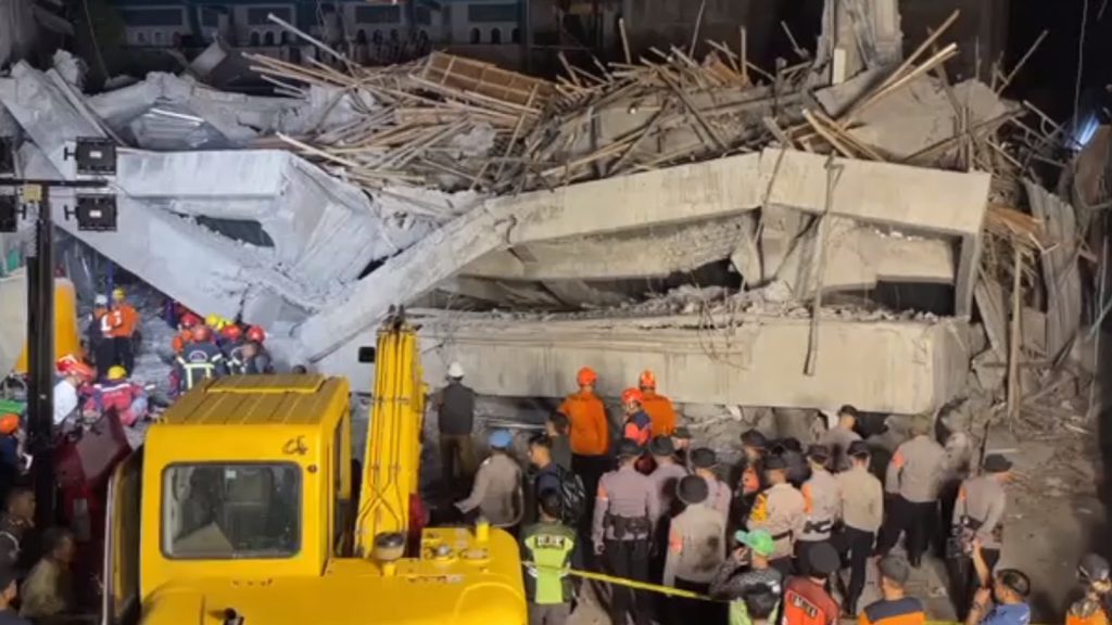 Endonezya’da okul binası çöktü: 1 öğrenci öldü, 102 yaralı var