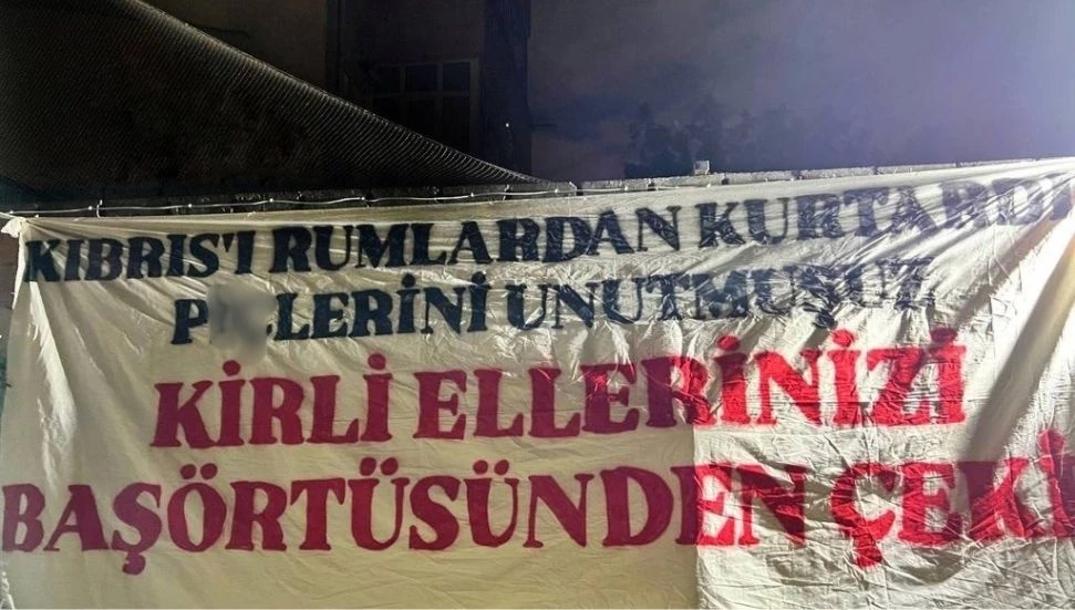KKTC Ankara Büyükelçiliği önüne Kıbrıslı Türklere hakaret eden provokatif pankart asıldı