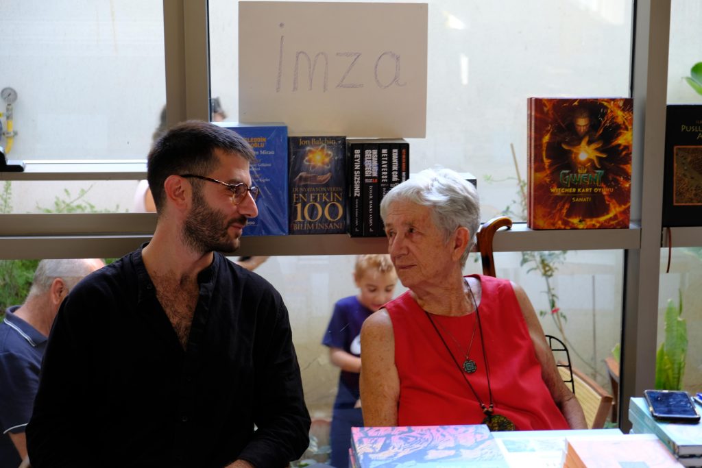 Şair Doğan Bullici’nin Little Black Bird kitabının tanıtımı yapıldı