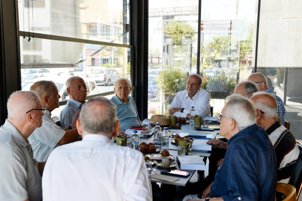 Cumhurbaşkanı Tatar, emekli bürokratlarla bir araya geldi