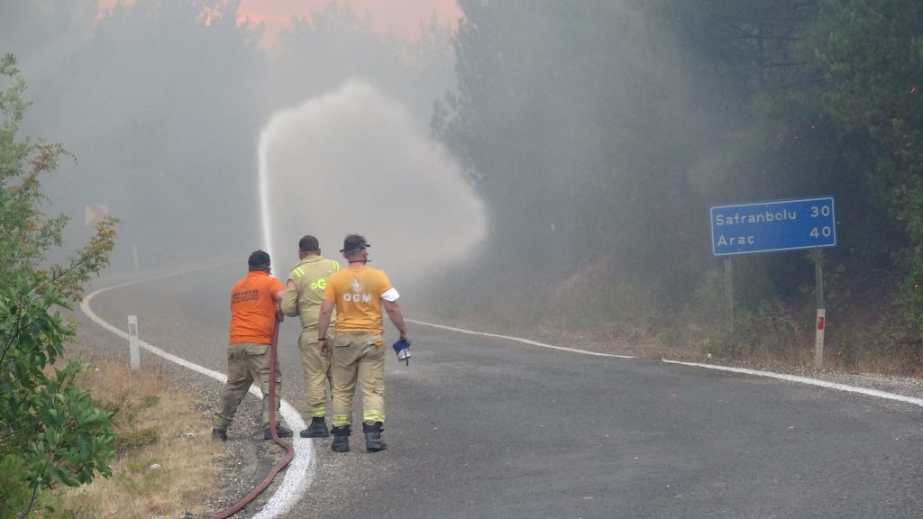 Kastamonu’da iki ayrı orman yangını: Altı köy tahliye edildi