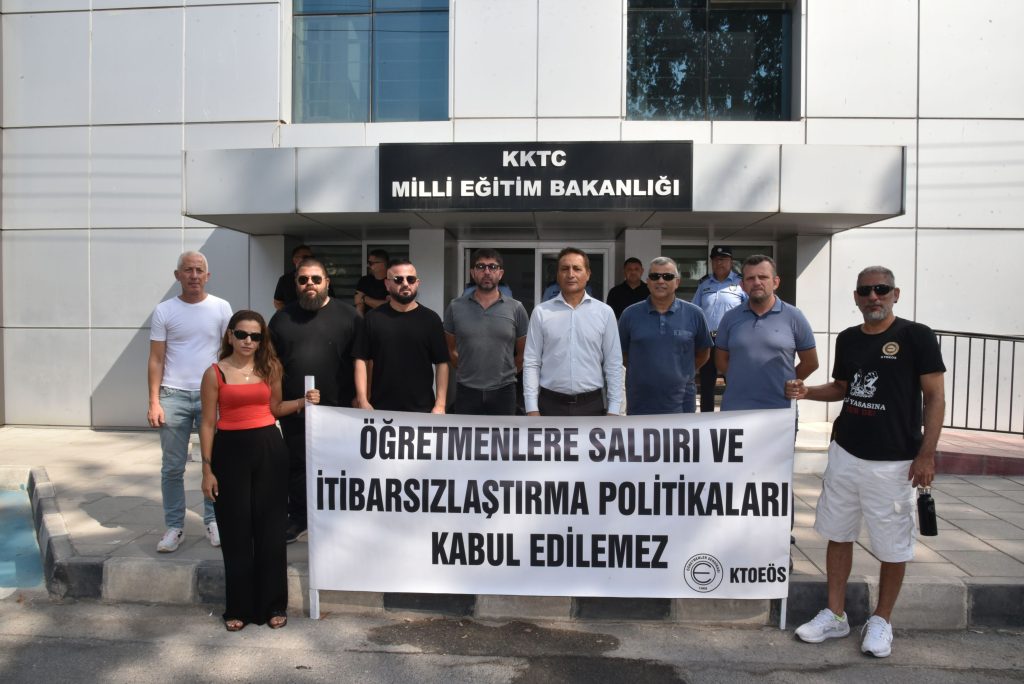 KTOEÖS hizmet içi eğitimde yaşanan olayı protesto etti; Bakanlık önüne siyah çelenk bıraktı