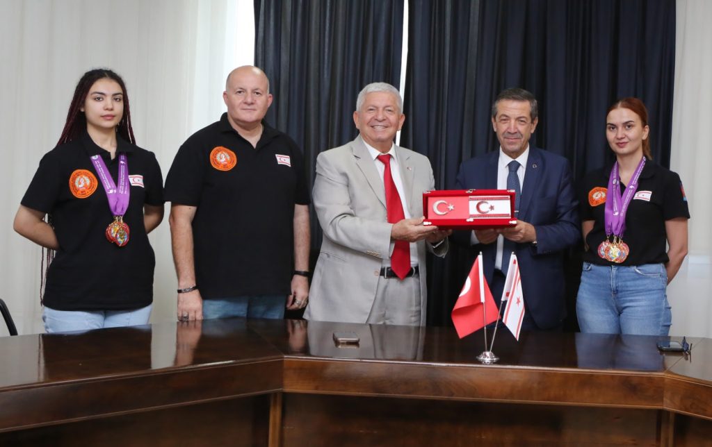 Dışişleri Bakanı Ertuğruloğlu, Gökbilen ve milli sporcuları kabul etti