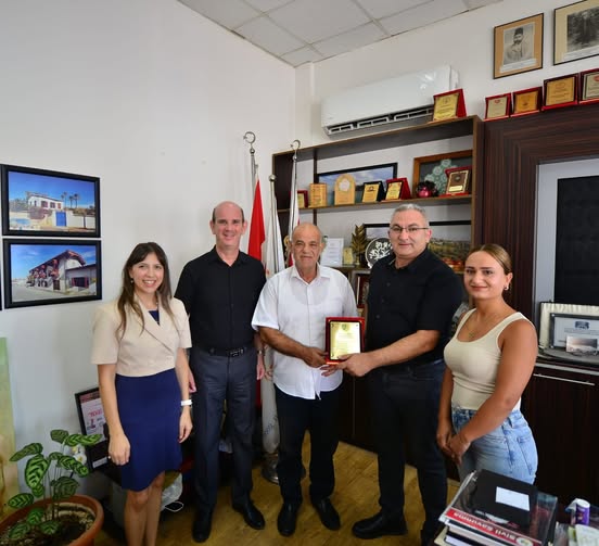 Lefke İstiklal İlkokulu Aile Birliği’nden Kaya’ya teşekkür plaketi