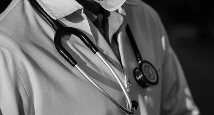 Güney Kıbrıs’ta hastasına cinsel istismarda bulunan doktora 3 yıl meslekten men cezası