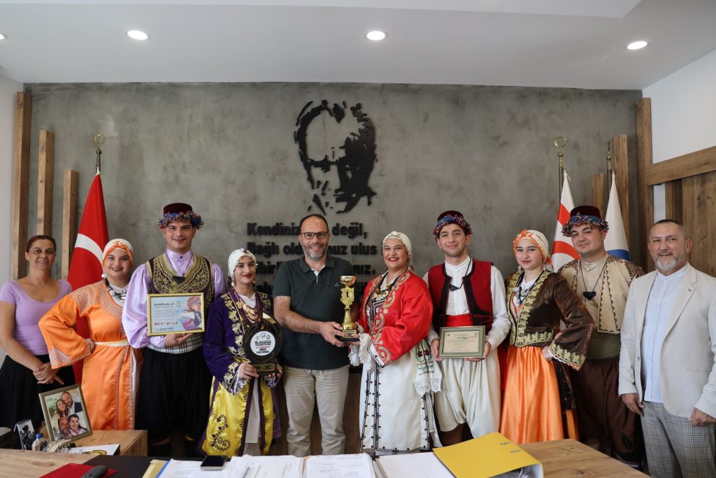 İskele Belediyesi Halk Dansları Topluluğu, birincilik kupasını Sadıkoğlu’na takdim etti
