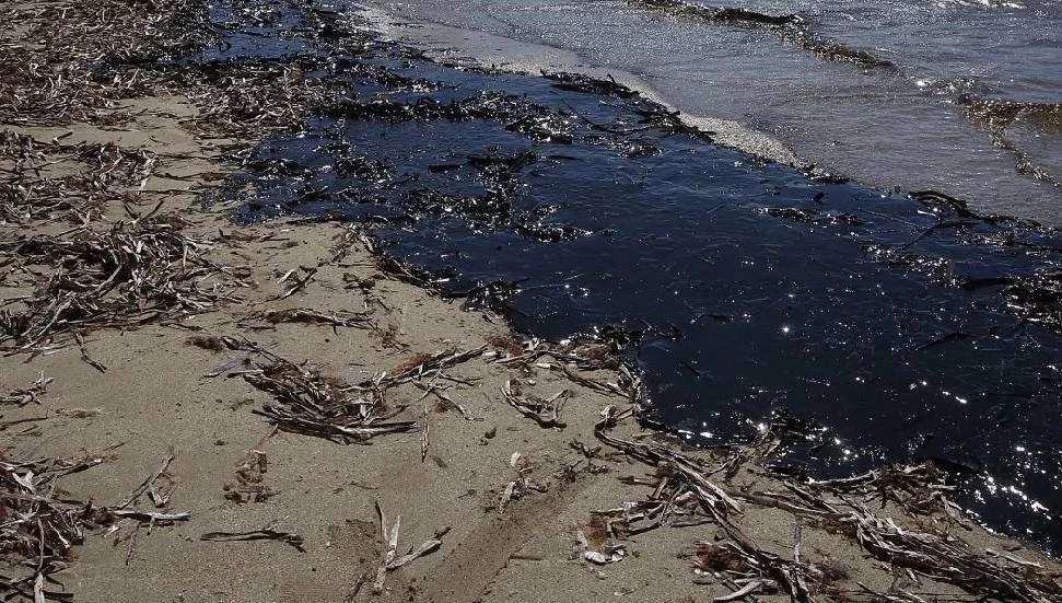 Güney Kıbrıs, kalıntıları Oroklini sahiline ulaşan petrol kirliliği için harekete geçti