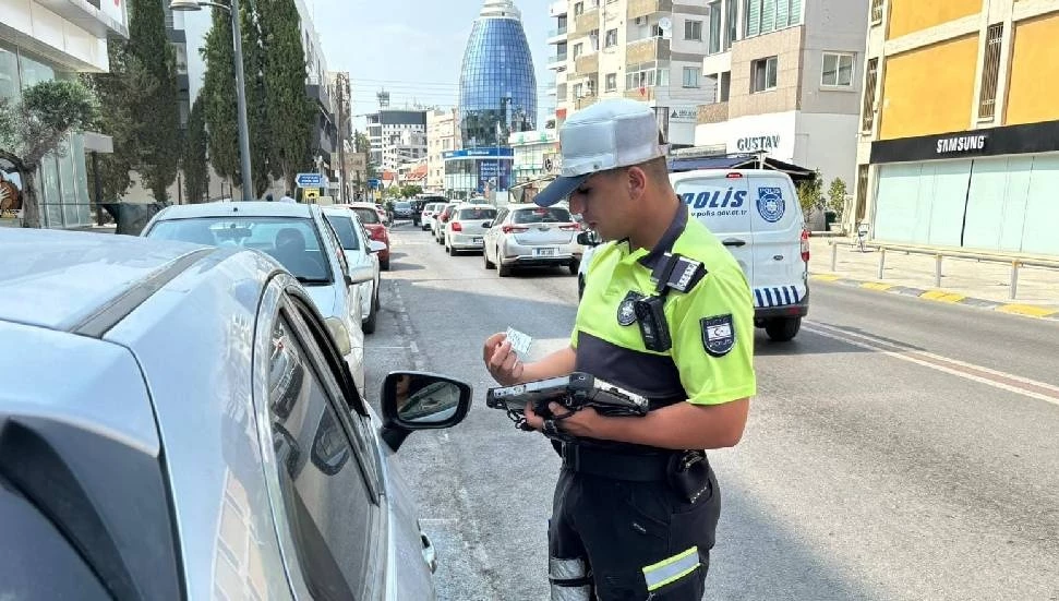 Ülke genelindeki denetimlerde 2 bin 82 araç sürücüsü kontrol edildi: 43 araç trafikten men