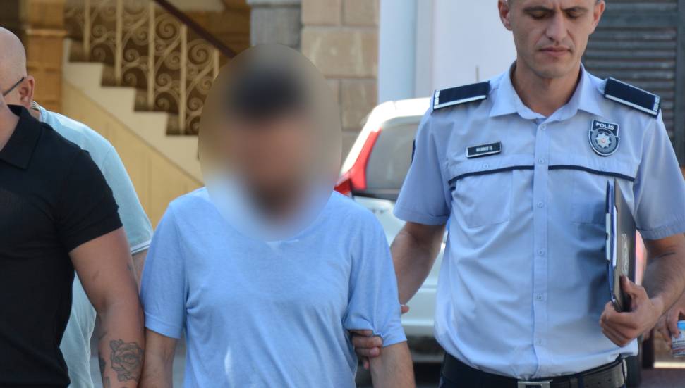 Parayı kasaya koymadı, sirkat etti