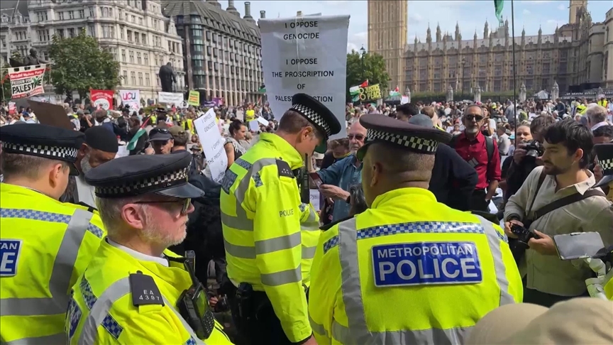 Londra’da yasaklı “Palestine Action” grubuna destek eyleminde 425’ten fazla kişi gözaltına alındı