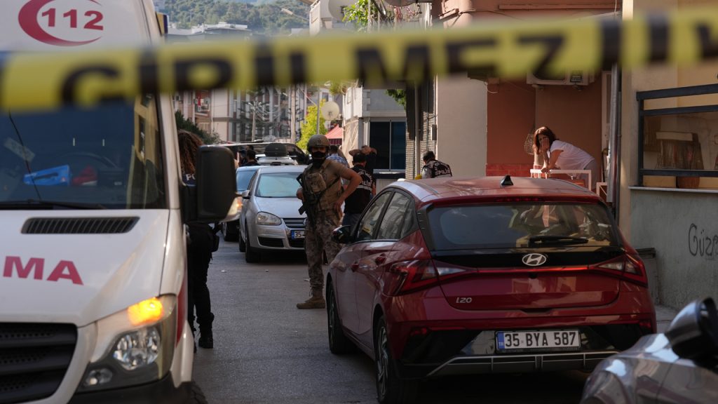 İzmir’de polis merkezine silahlı saldırıda 2 polis şehit oldu, 1 polis yaralandı