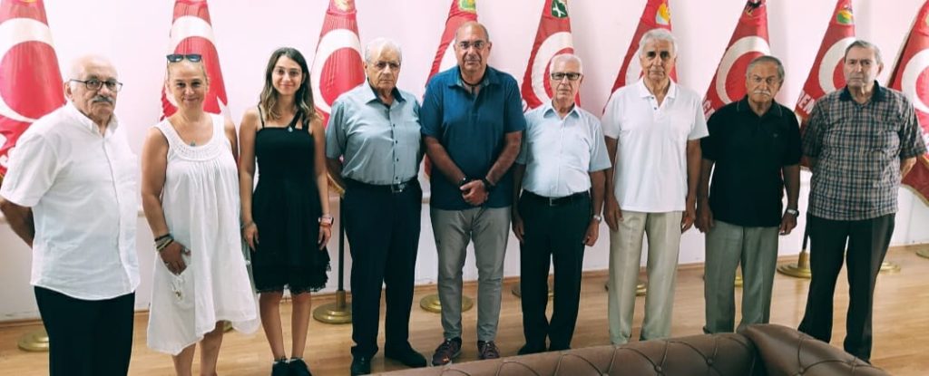 Barış Harekâtı Komutanlarından Korgeneral Bedrettin Demirel’in oğlu, gelini ve torunu Kıbrıs TMT Mücahitler Derneğini ziyaret etti