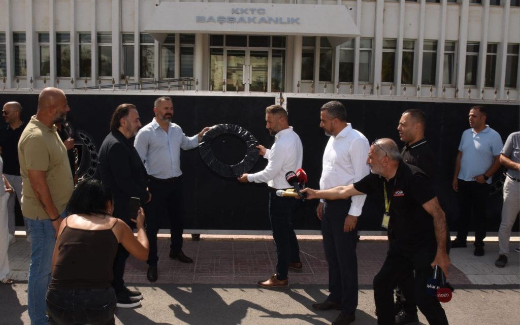 Kamuda yetkili beş sendika Başbakanlık’a siyah çelenk bıraktı