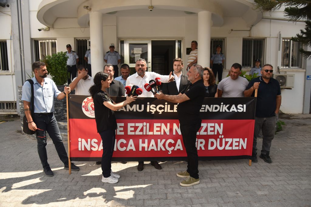 Kamu-İş, 2011 sonrası işe girenlerin aylardır kıdem tazminatlarının ödenmemesi gerekçesiyle basın açıklaması yaptı