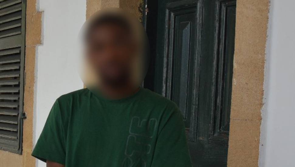 Kendisini polise şikayet ettiği gerekçesiyle eve zorla girdi, aracına da hasar verdi