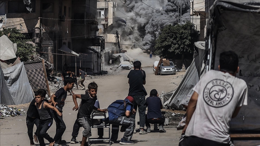 İsrail, Gazze’de UNRWA’ya ait 3 okulu bombalayarak binlerce kişiyi yerinden etti