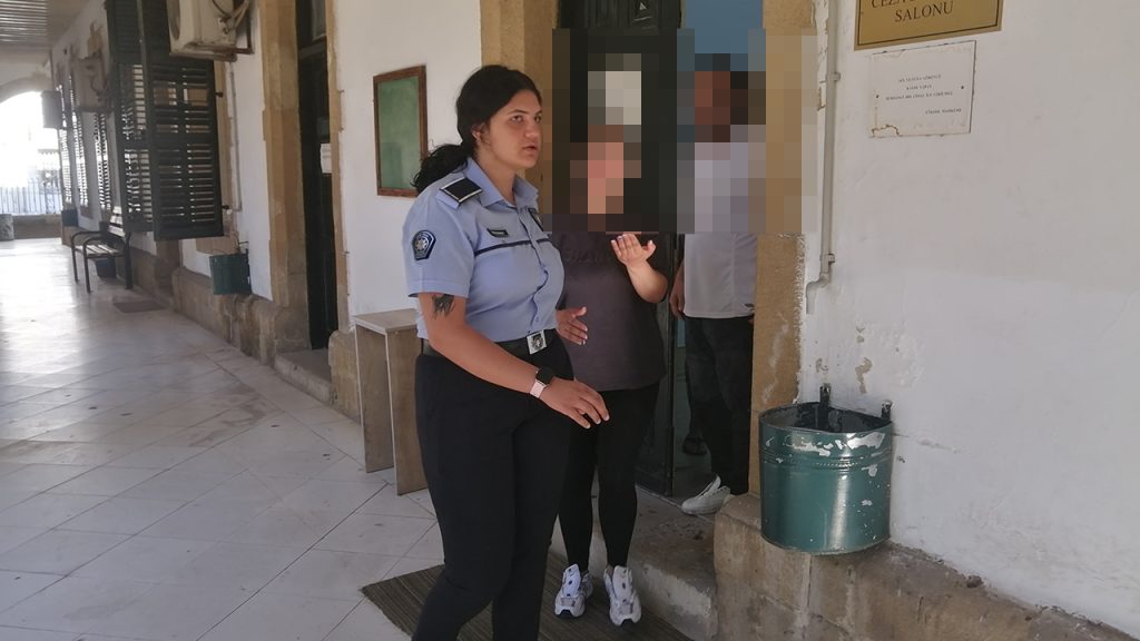 Havalimanında Suçüstü: Güzellik Ürünleri ve Altınlarla Yakalandılar!