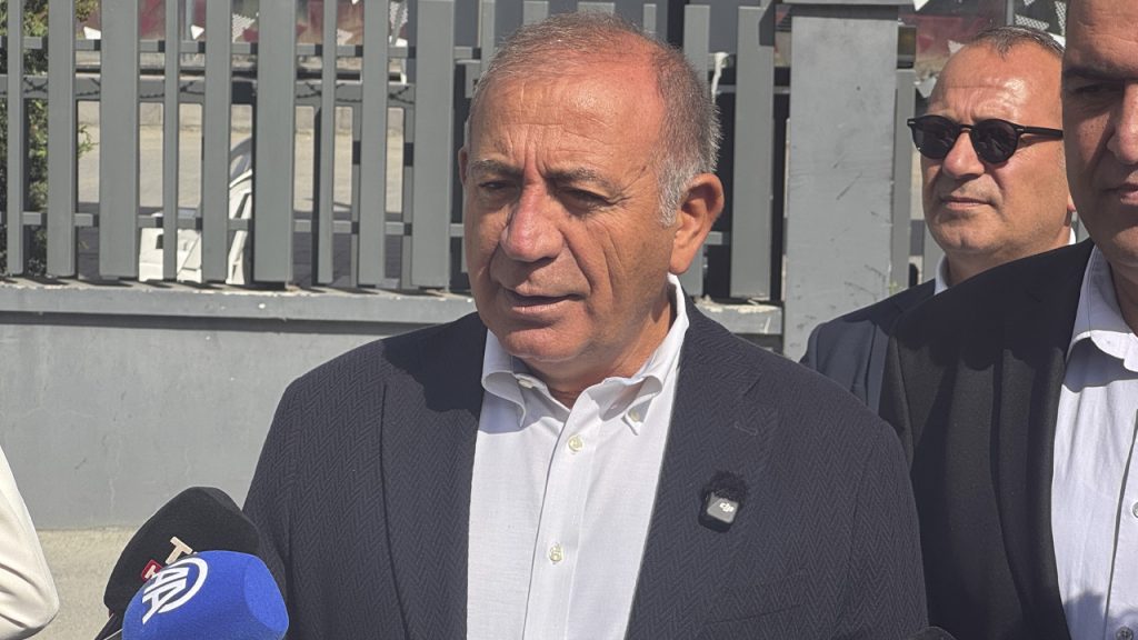 Gürsel Tekin, CHP İstanbul İl Başkanlığı önünde konuştu