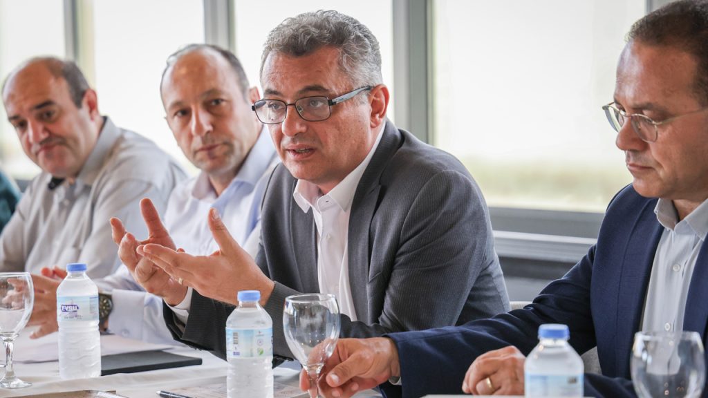 Erhürman, bir grup ekonomistle bir araya geldi