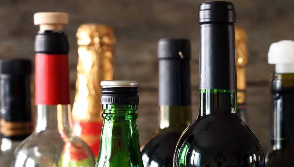 Gemikonağı’nda süpermarkette ruhsatsız 530 şişe içki ele geçirildi