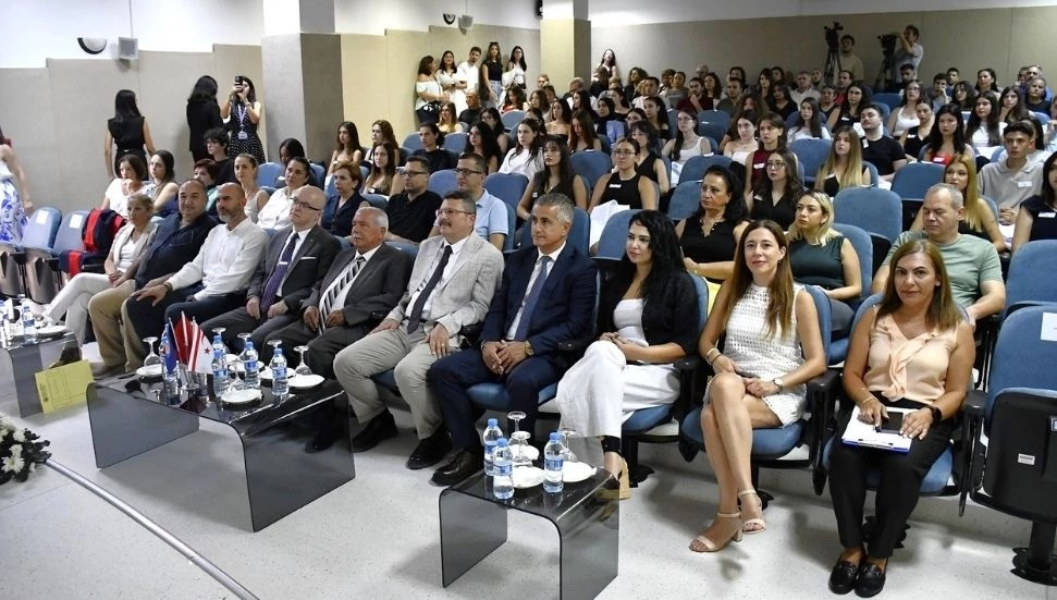 DAÜ Eczacılık Fakültesi öğrencileri, Eczacılar Günü kapsamında Beyaz Önlük Giyme Töreni düzenledi