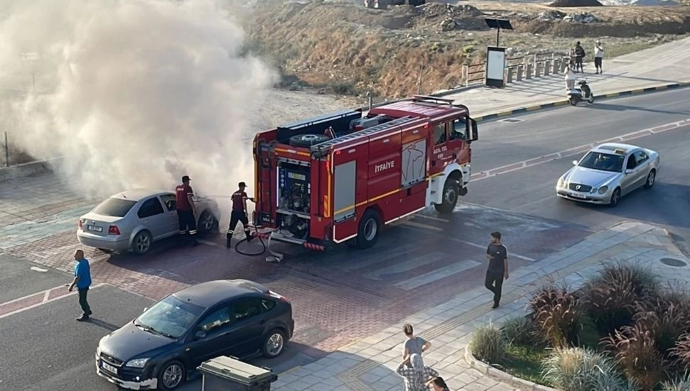 Taşkınköy’de seyir halindeki araçta yangın paniği!