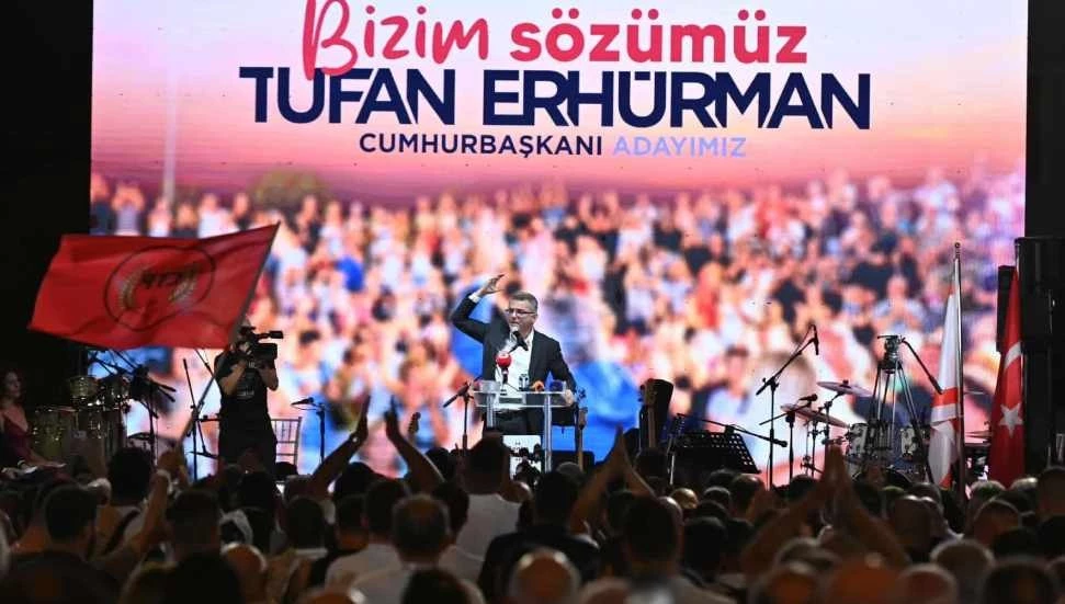 Erhürman’dan ‘bayrak yok’ iddialarına yanıt: Eskiden kalabalık yok derlerdi, şimdi bayrak yok diyorlar