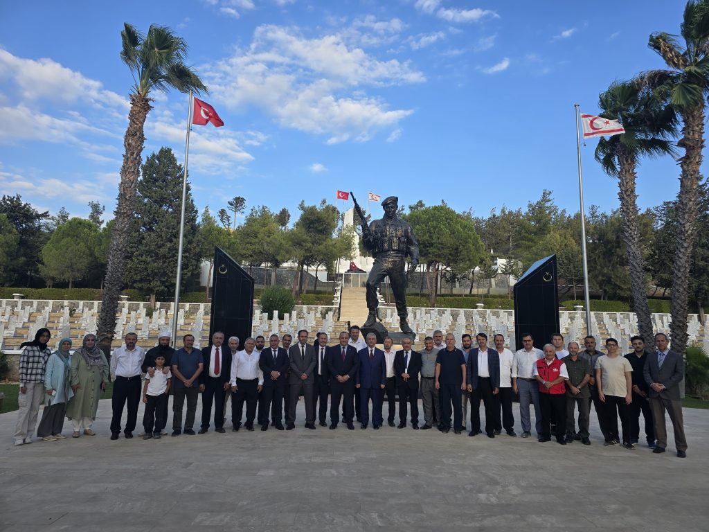 Moral ve beraberindeki heyet, Dr. Fazıl Küçük ve Kurucu Cumhurbaşkanı Rauf Raif Denktaş’ın anıt mezarı ile Boğaz Şehitliği’ni ziyaret etti