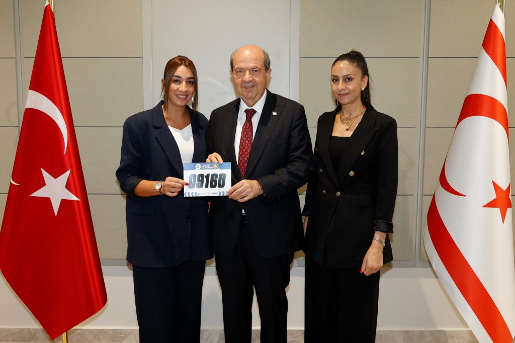 Cumhurbaşkanı Tatar’a Lefkoşa Maratonu’nda kullanacağı numara takdim edildi