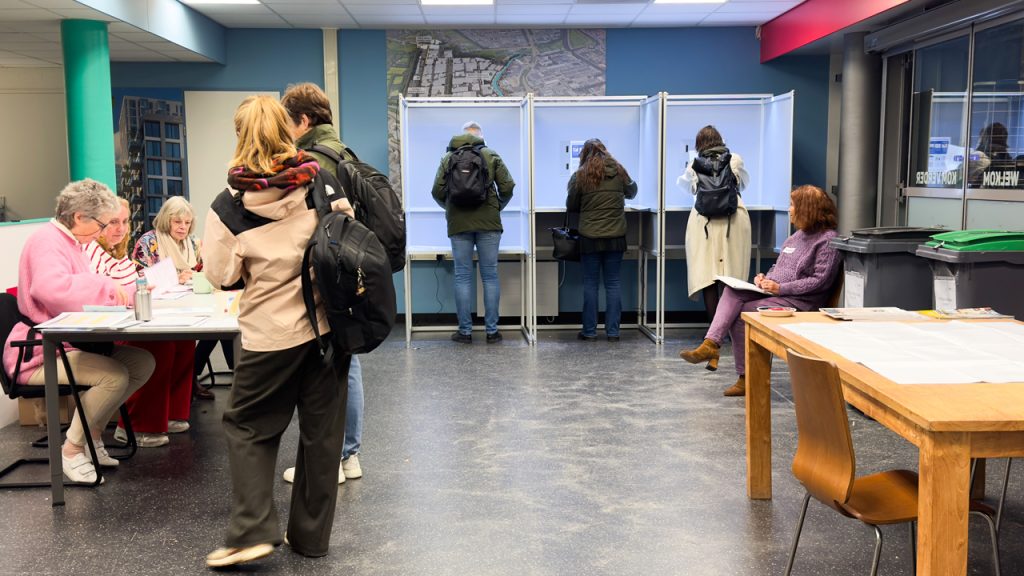 Hollanda genel seçimler için sandık başında