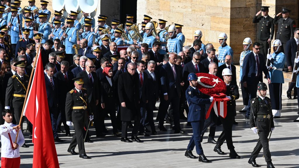 Türkiye Cumhurbaşkanı Erdoğan başkanlığındaki devlet erkanı Anıtkabir’i ziyaret etti