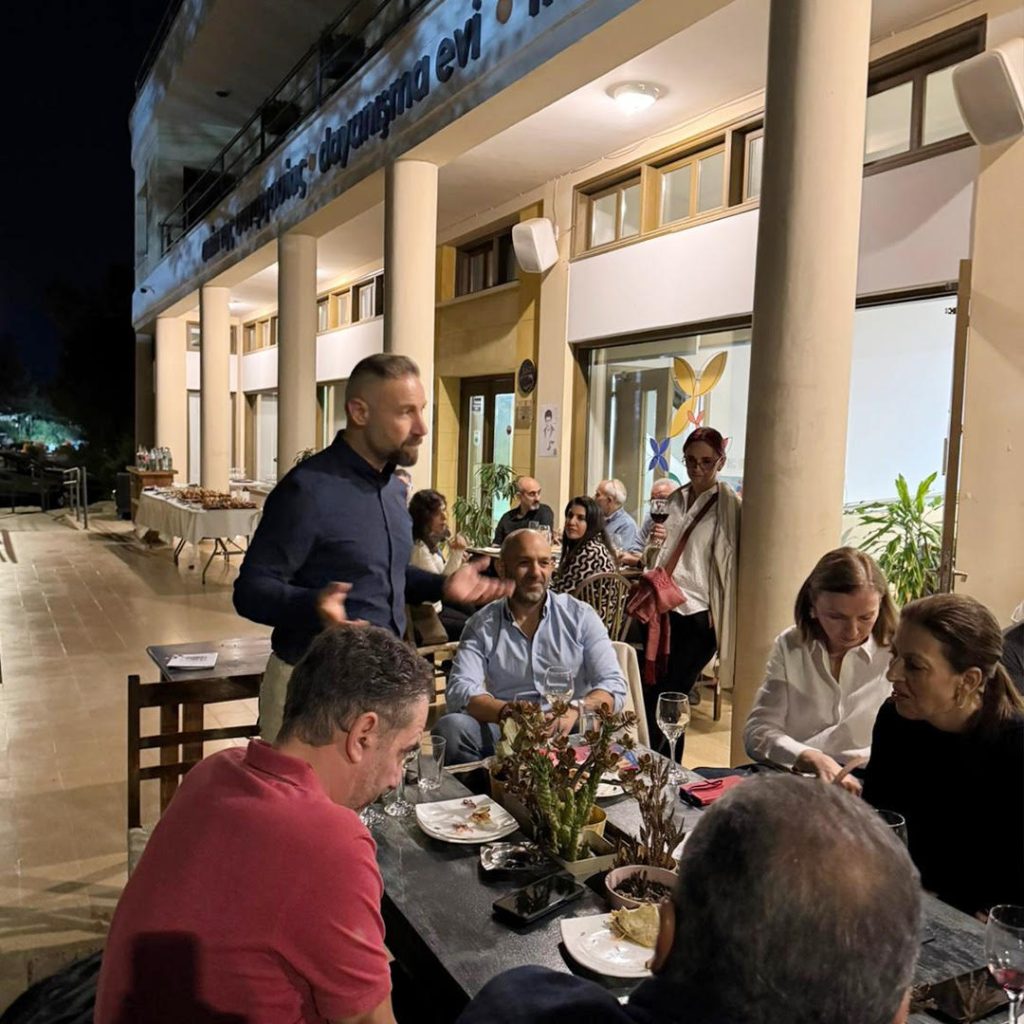 Dünya Öğretmenler Günü nedeniyle öğretmen sendikaları ara bölgede ortak etkinlik düzenledi