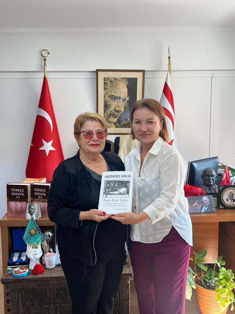 Kültür Dairesi Müdürü Zaimağaoğlu’na İzzet Rıza Yalın’ın gazetecilik hayatını anlatan kitap takdim edildi