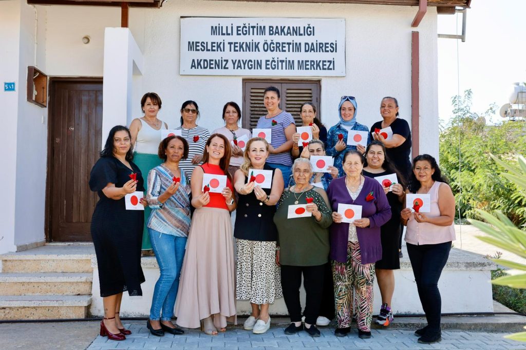 Cumhurbaşkanı’nın eşi Sibel Tatar, kursiyerlerle keçeden Medoş Lalesi yaptı