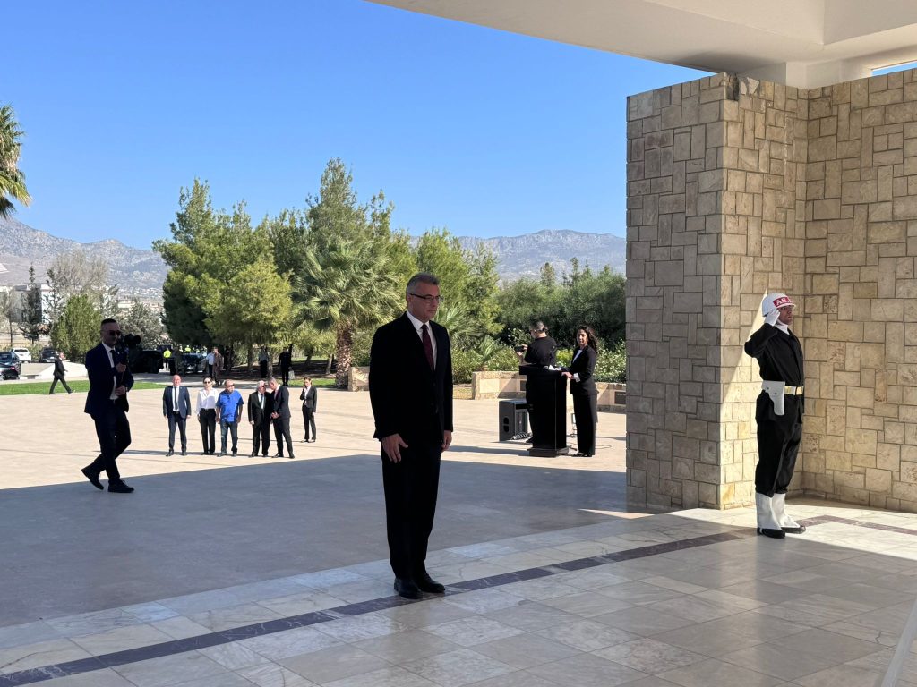 Erhürman Dr. Fazıl Küçük’ün Anıt Mezarı’na çelenk sundu