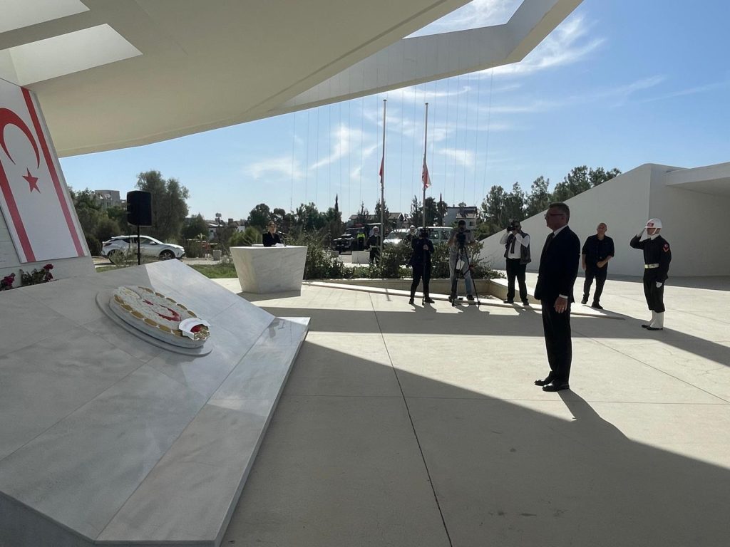 Erhürman, Kurucu Cumhurbaşkanı Rauf Raif Denktaş’ın Anıt Mezarı’na çelenk sundu