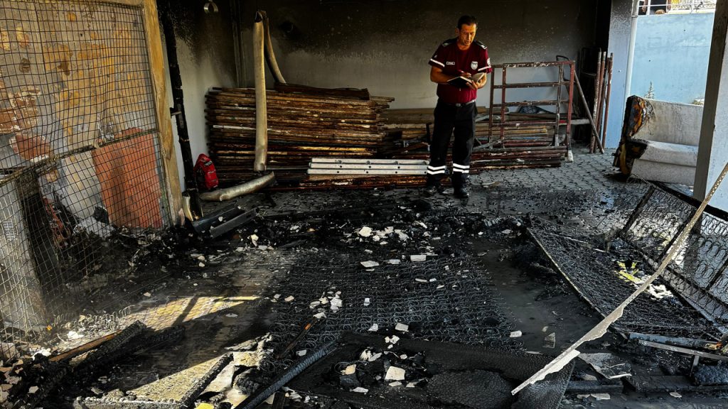 Çakmakla oynayan çocuklar yangına neden oldu