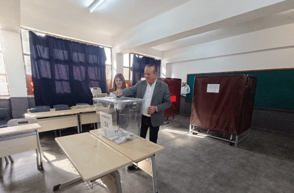 Başbakan Yardımcısı ve DP Genel Başkanı Fikri Ataoğlu oyunu kullandı