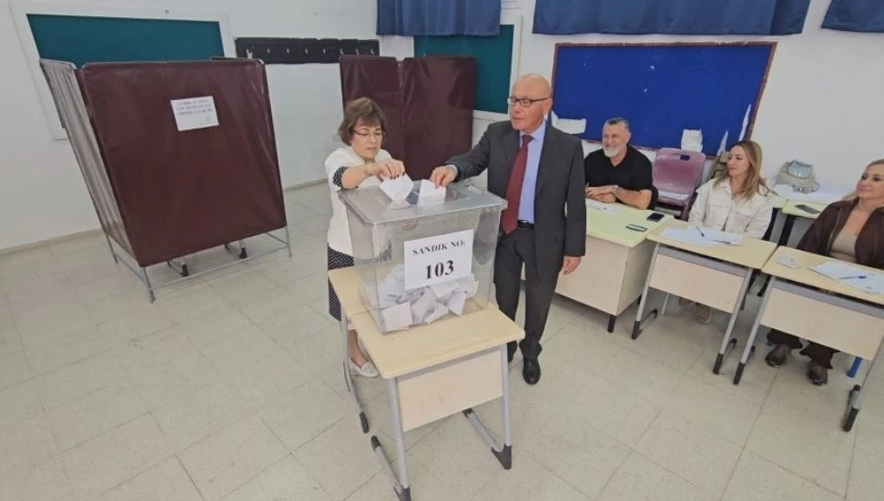 2’nci Cumhurbaşkanı Mehmet Ali Talat, oyunu kullandı