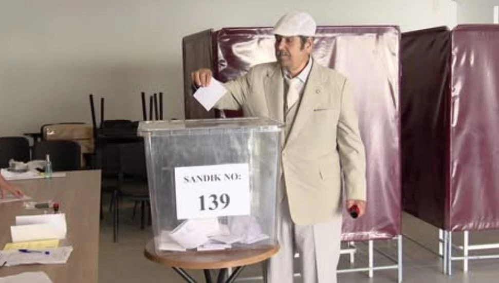 Bağımsız Cumhurbaşkanı adayı Arif Salih Kırdağ oyunu kullandı