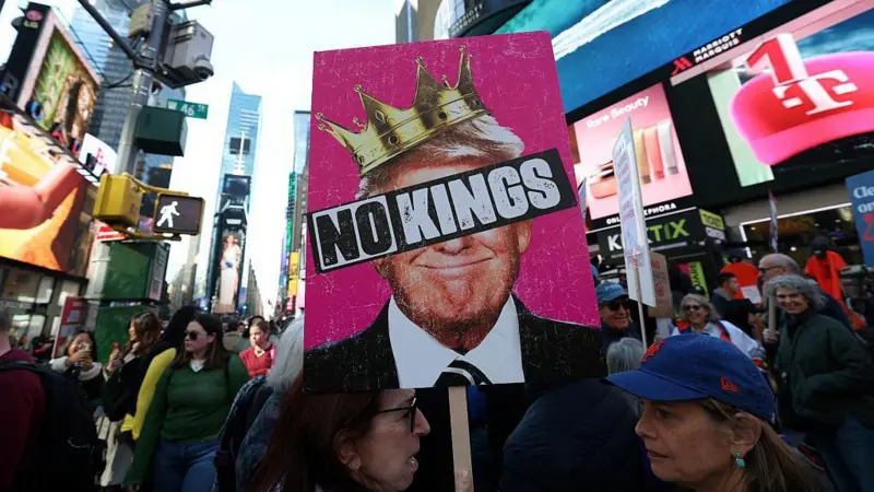 ABD’de milyonlarca kişi Trump karşıtı “Krallara Hayır” protestolar için toplandı