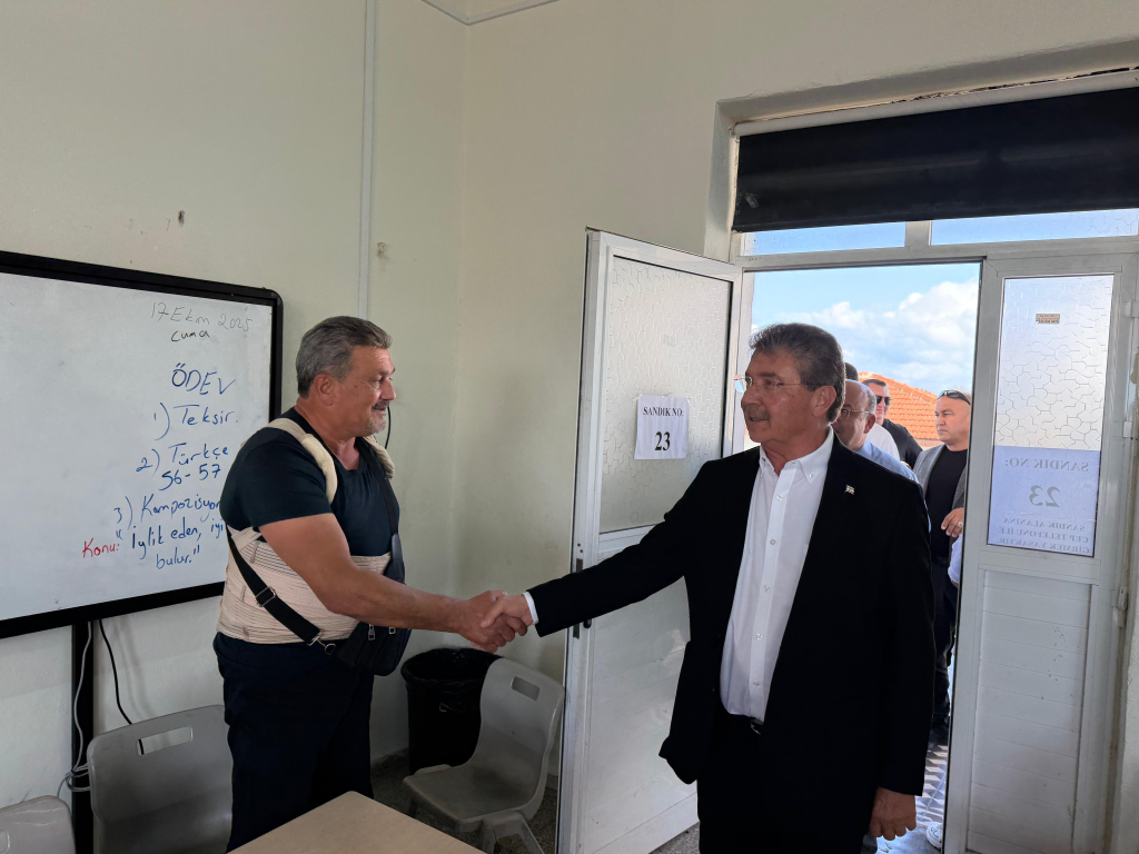 Başbakan Üstel sandıkları gezdi