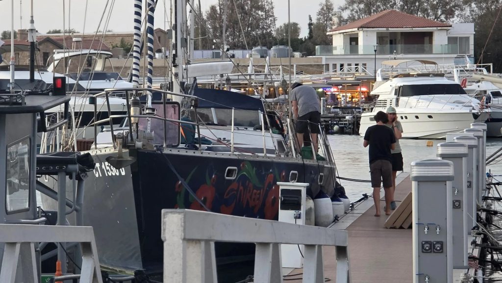 Larnaka Limanı’na sığınan teknenin sözcüsü: “Silah değil ilaç taşıyoruz”