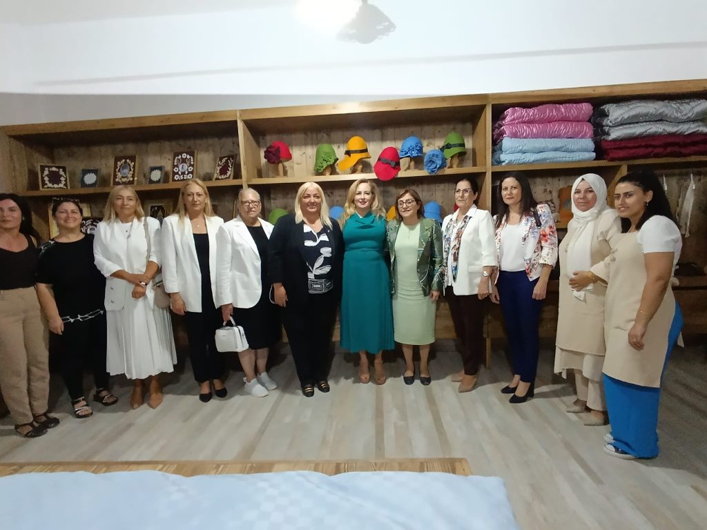 Sibel Tatar ile Fatma Şahin Pamuklu’daki “El Sanatları Atölyesi”ni ziyaret etti